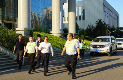 劉國(guó)鋒、王仲田看望慰問(wèn)鐵塔公司應(yīng)急供電保障人員，現(xiàn)場(chǎng)關(guān)注電瓶電力恢復(fù)儀應(yīng)用成效